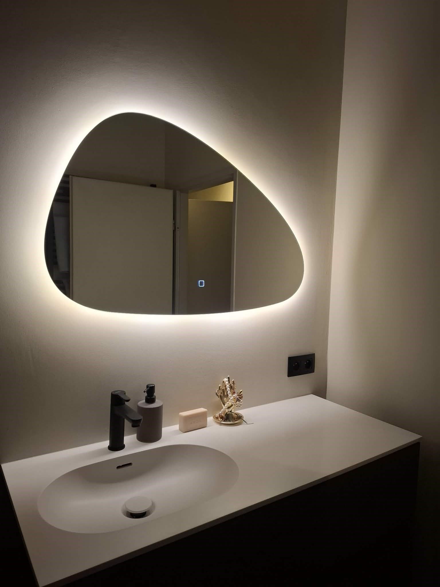 Moderne badkamer na renovatie in een appartement in Antwerpen met inloopdouche, maatmeubel en zwarte accenten
