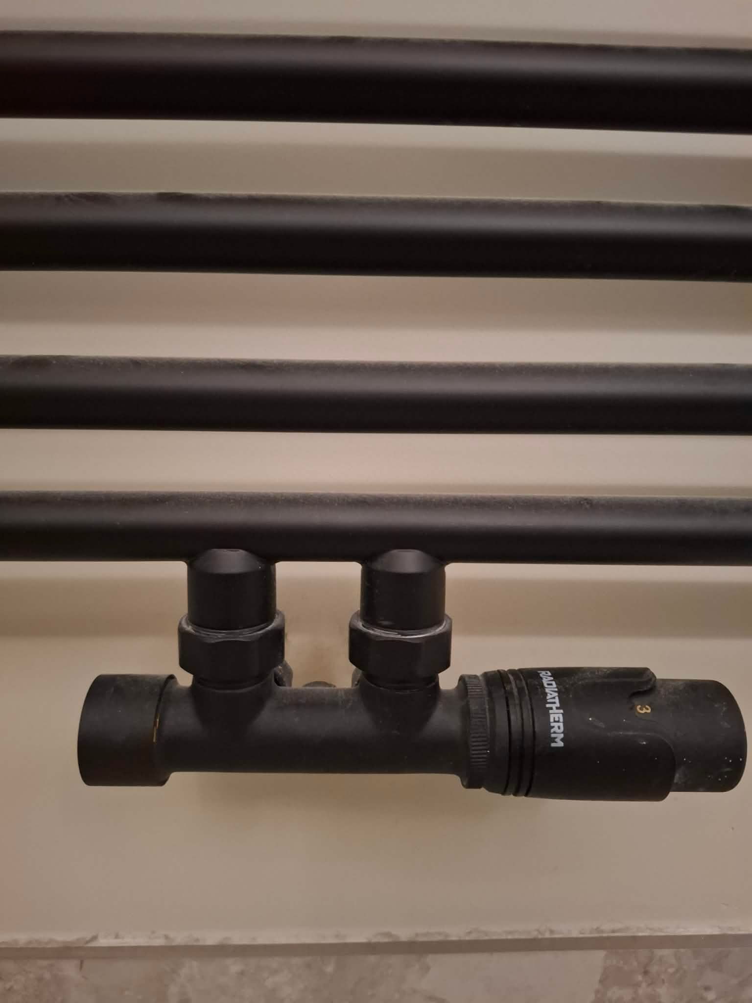 Detail van de thermostatische kraan van de matzwarte designradiator