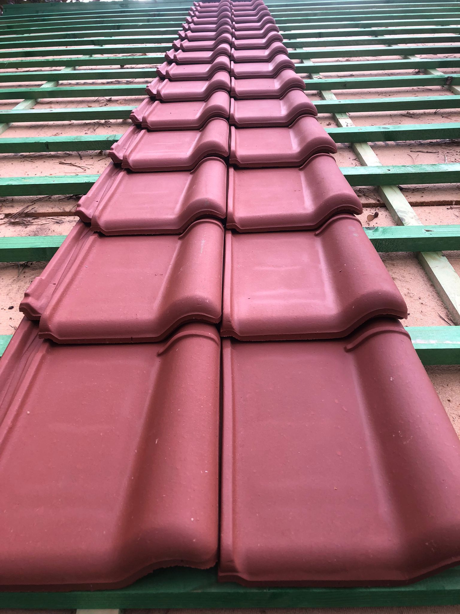 Detail van de nieuwe dakbedekking met keramische dakpannen