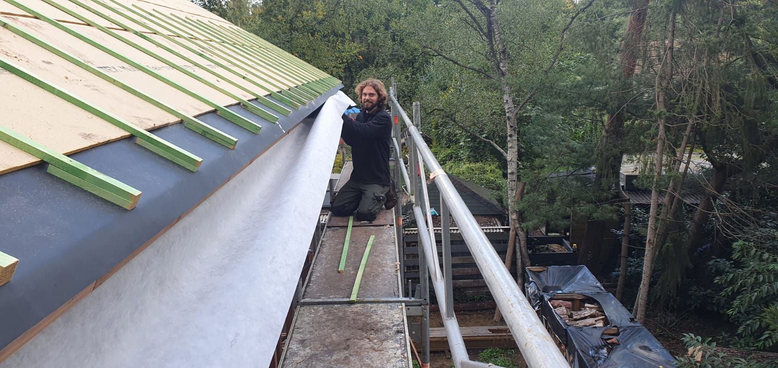 Afwerking van de dakrand tijdens de renovatiewerken