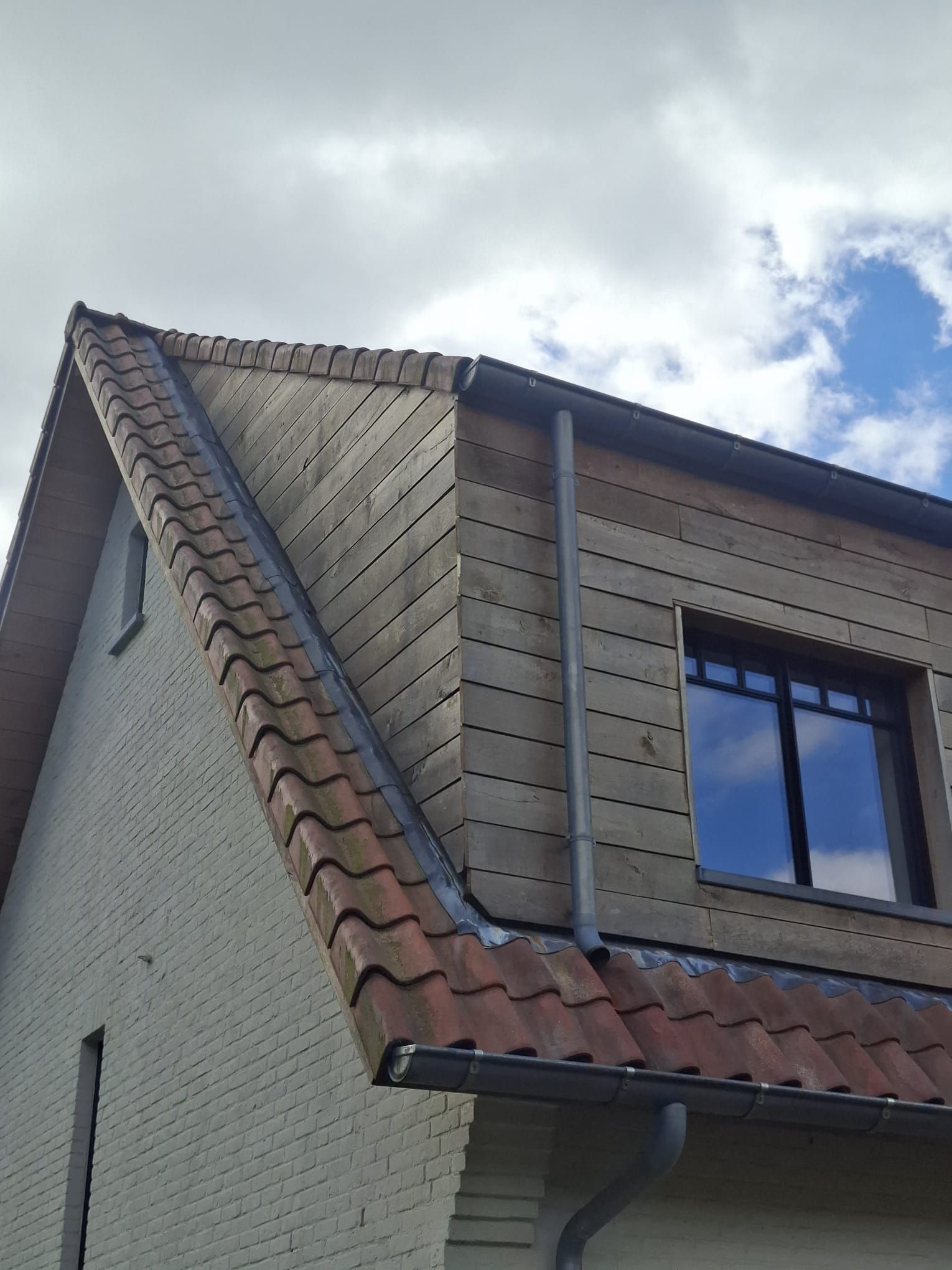Detail van de houten gevelbekleding met open voeg