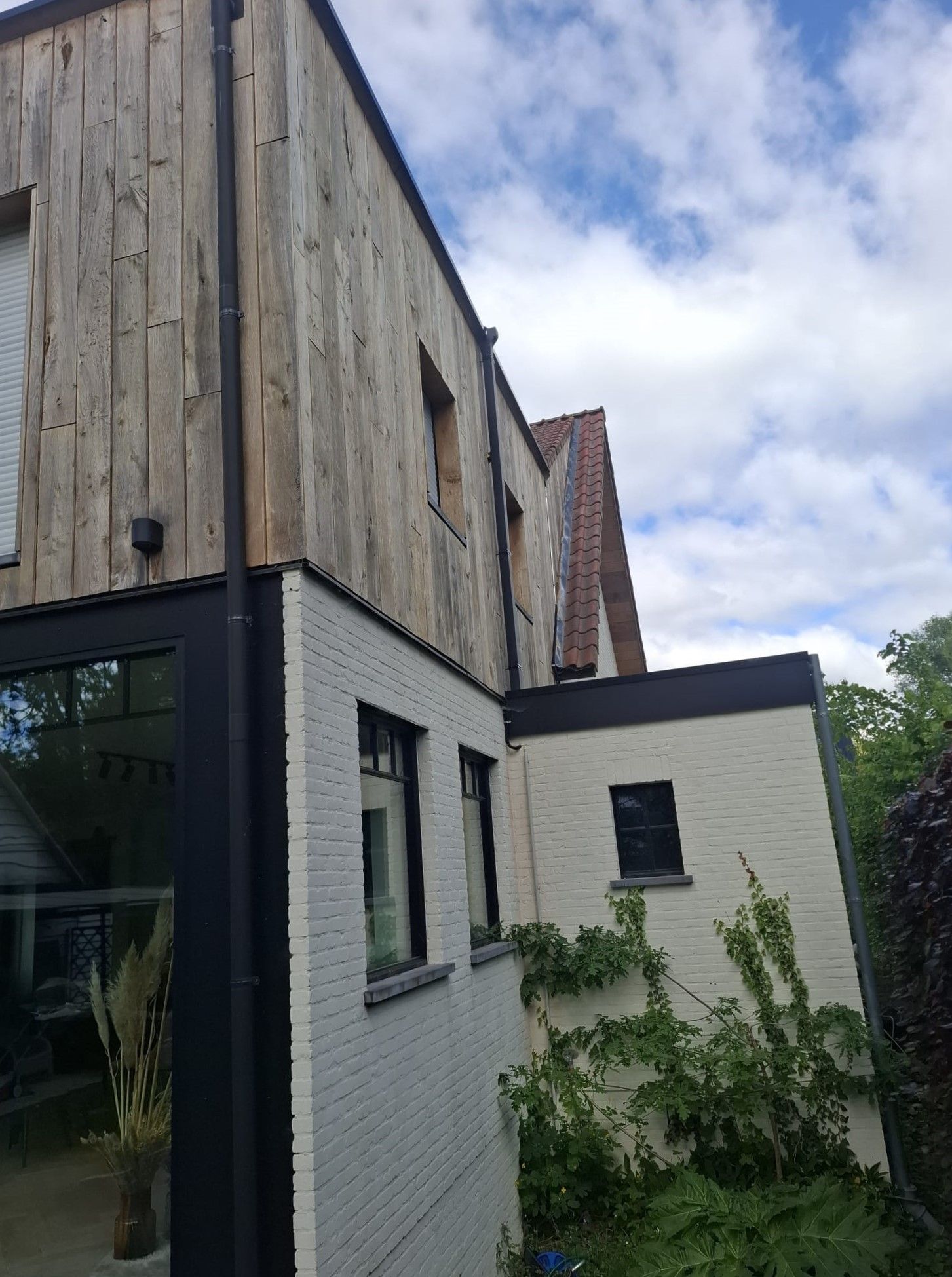 Zijgevel afgewerkt met rustieke eiken planken