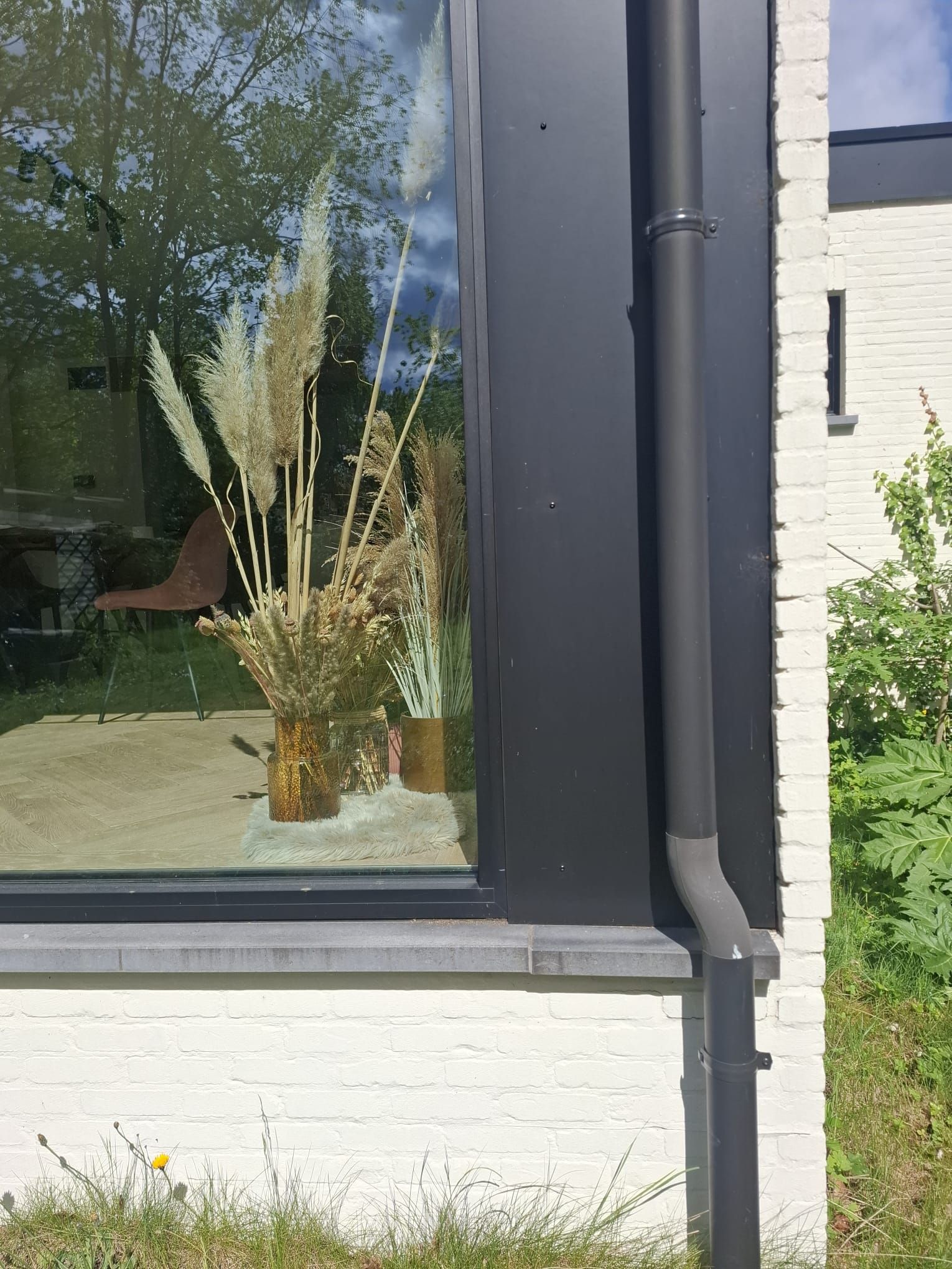 Detail van de aansluiting tussen houten gevelbekleding en raam