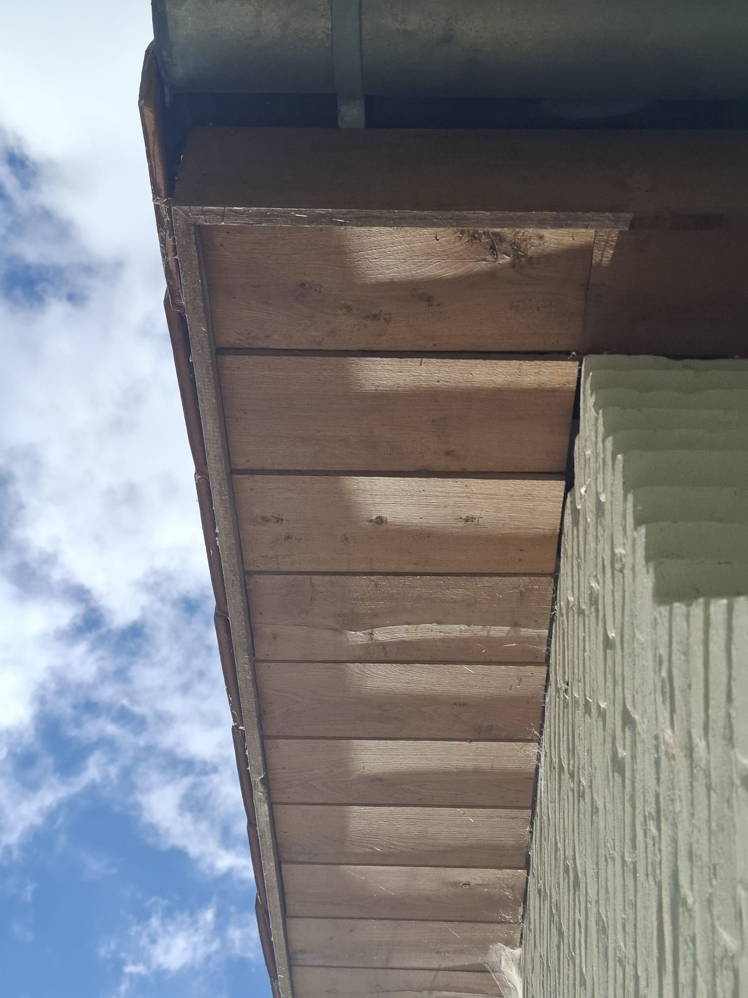 Houten dakoversteek afgewerkt met eiken planken