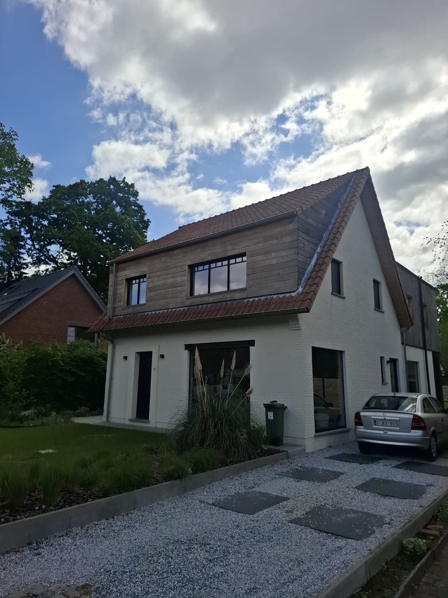 Afwerking van de houten gevelbekleding tijdens de renovatiewerken