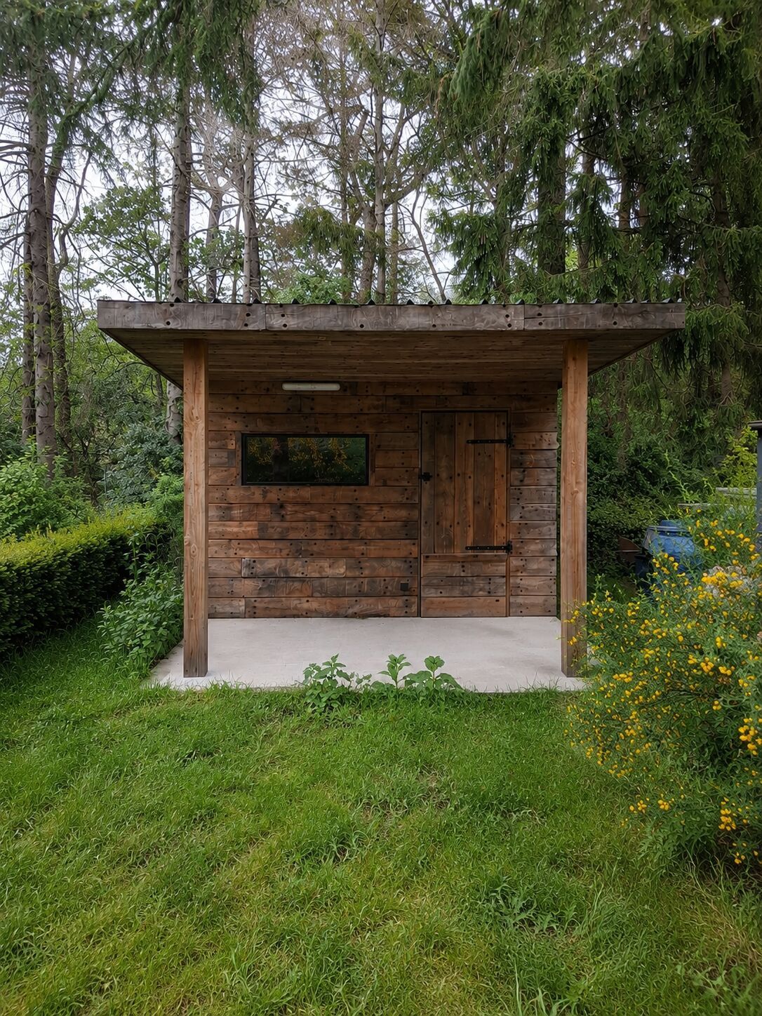 Houten tuinhuis met overkapping in reclaimed wood