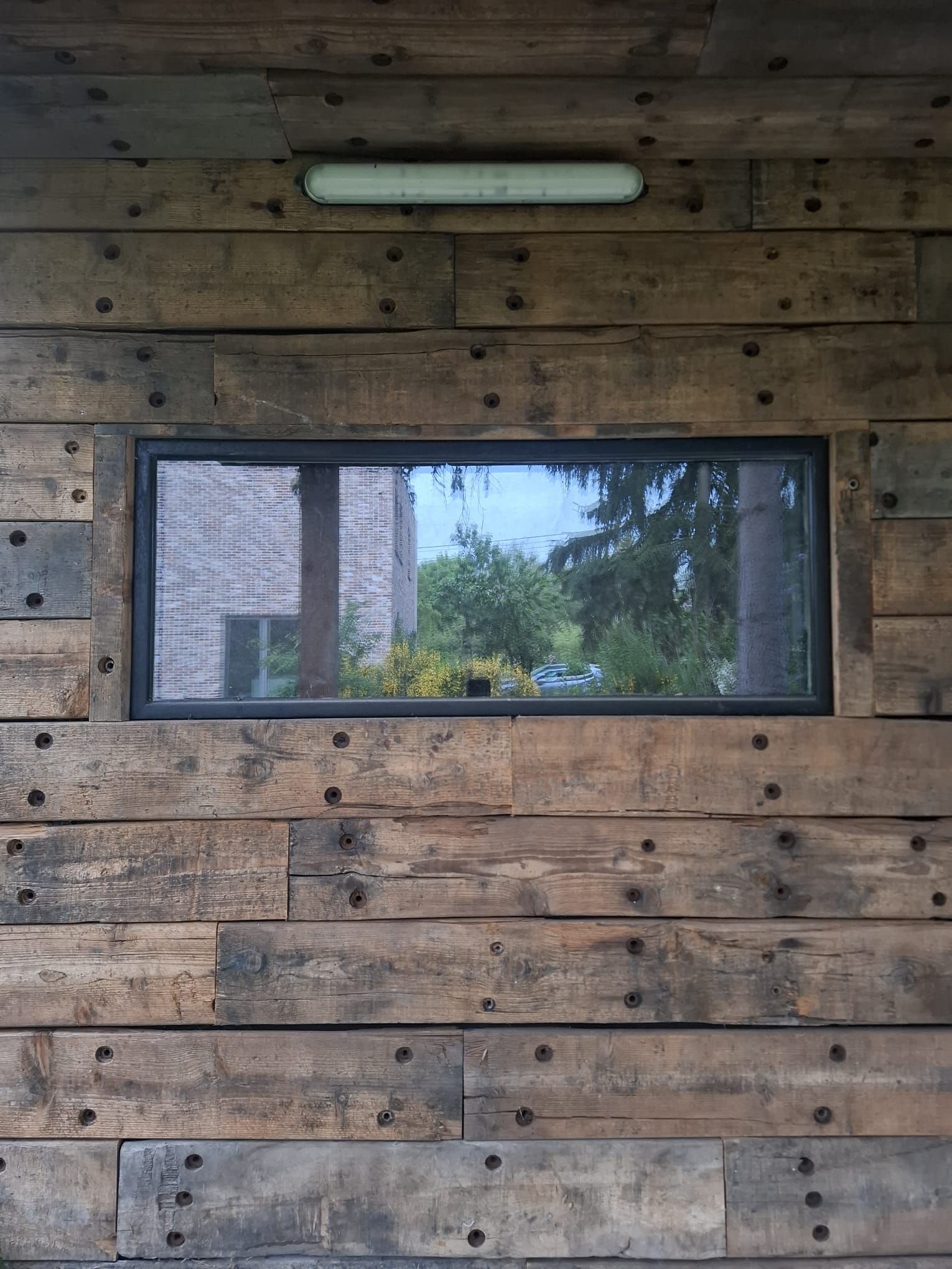 Detail van het raam in de houten gevel