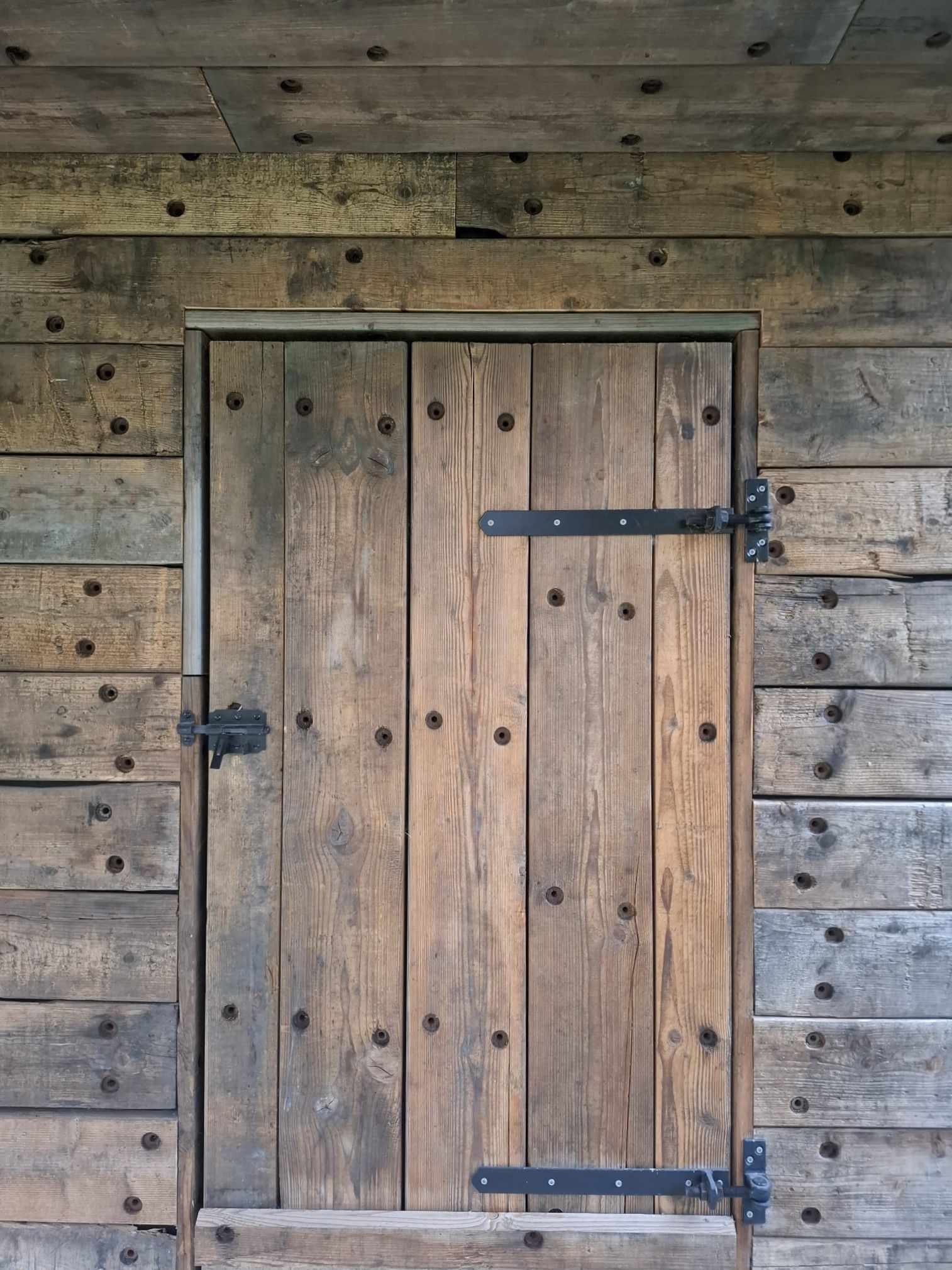 Houten deur afgewerkt met reclaimed wood