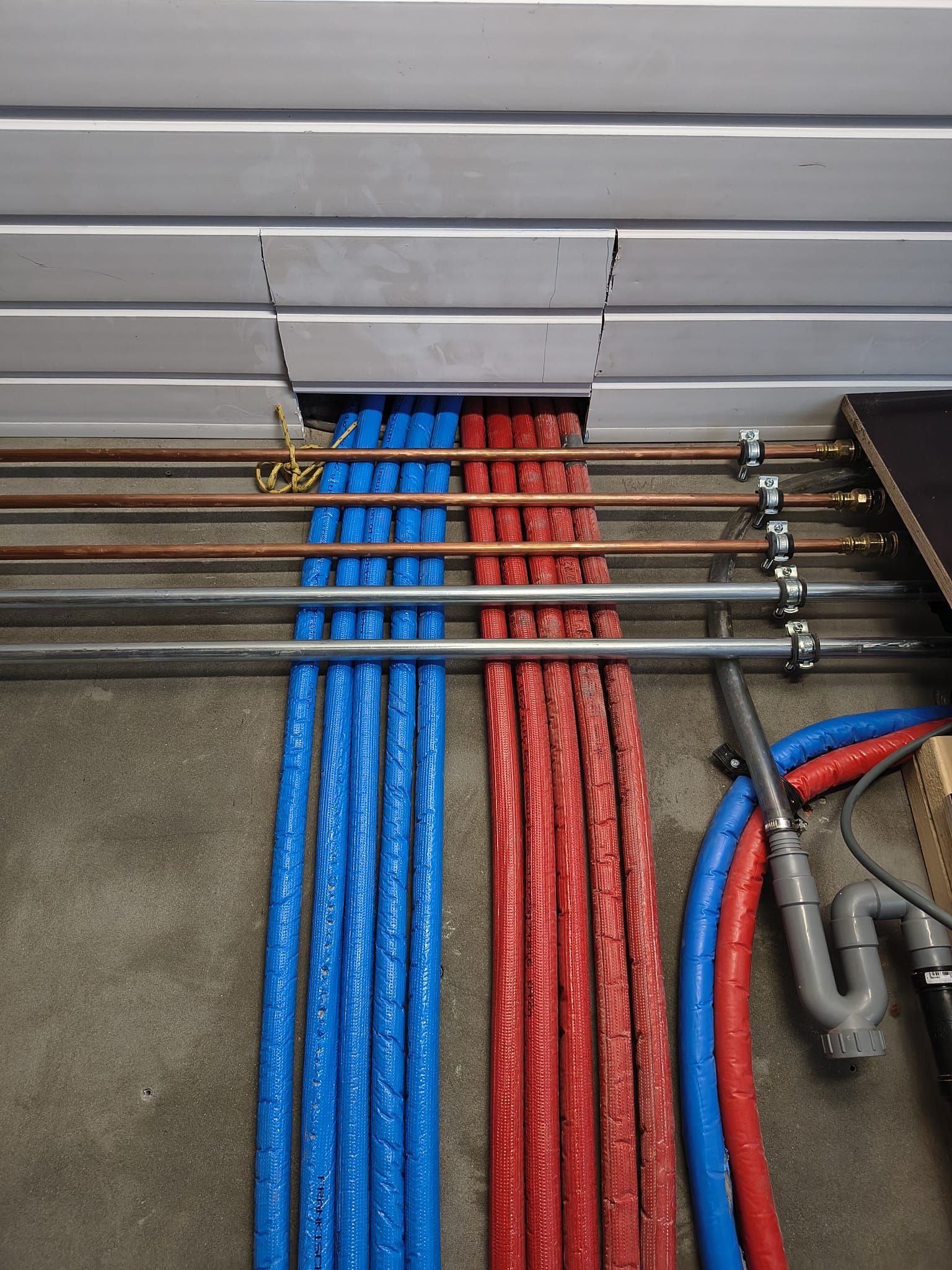 Geïsoleerde leidingen voor de verwarmingsinstallatie