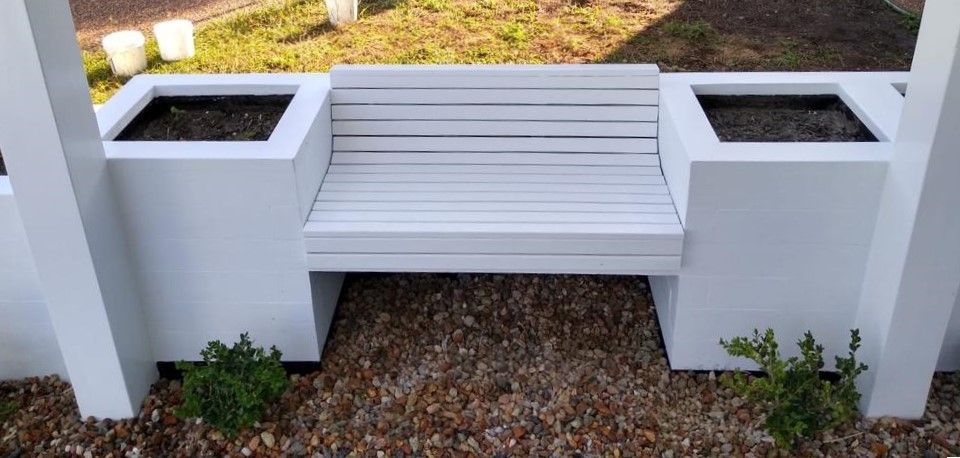 Maatwerk zitbank geïntegreerd in de plantenbakken