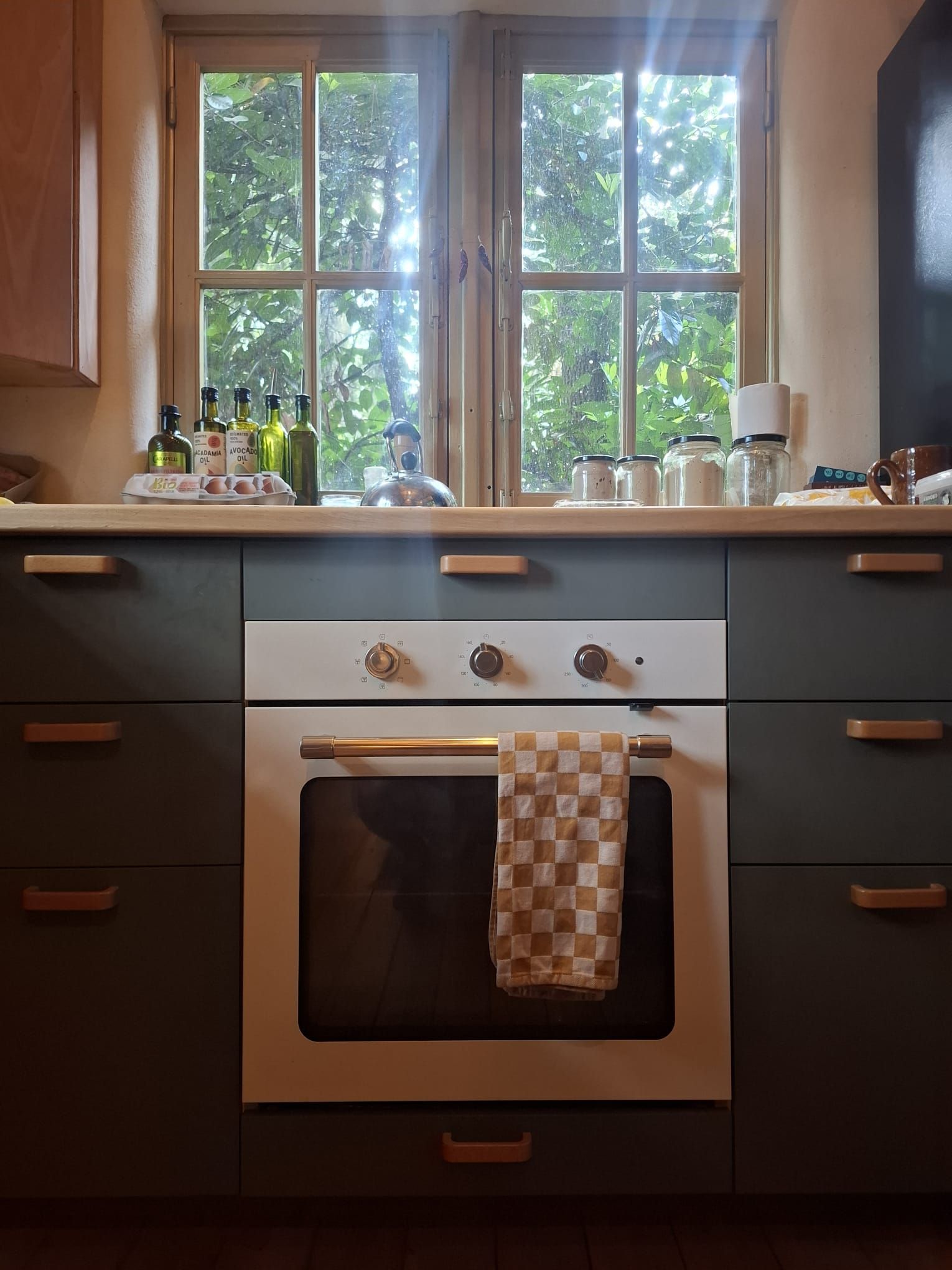 Keuken met houten raam en natuurlijke materialen